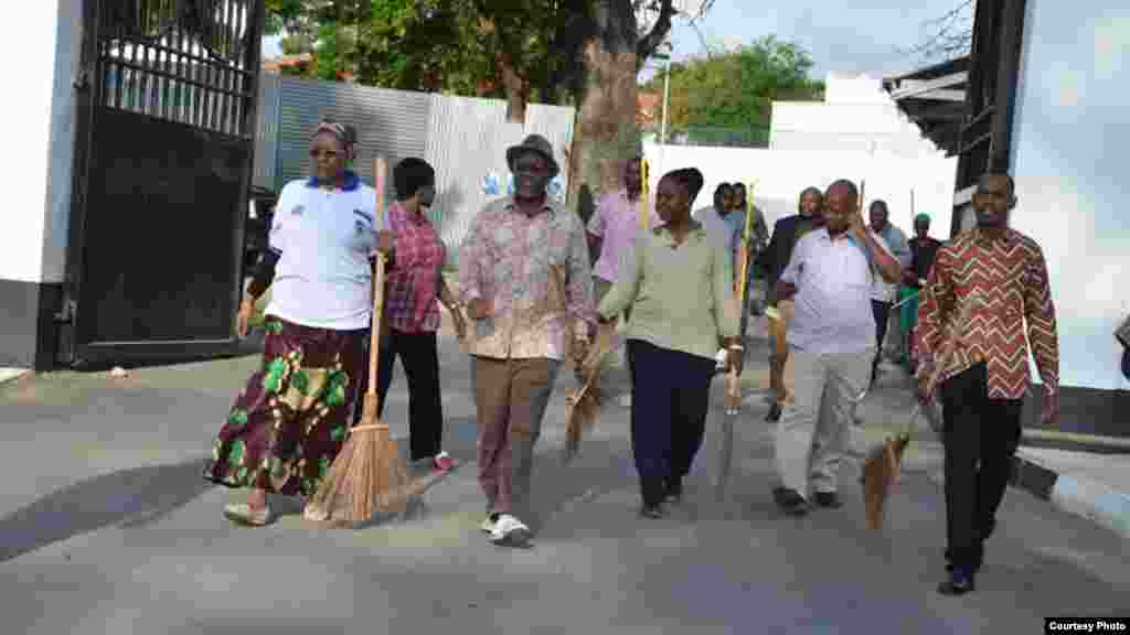 Balai en mai, le président tanzanien John Magufuli, accompagné de quelques autres personnes arrive sur le lieu où est prévu le ramassage d&rsquo;ordures.&nbsp;