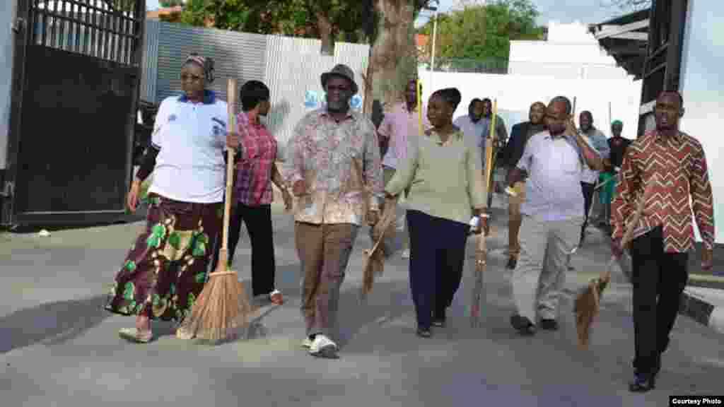 Tanzania’s new President John Magufuli led the nation Wednesday Dec 09 in marking the 54th anniversary of the independence of Tanganyika with a nation-wide cleaning exercise.