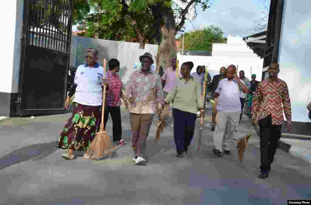 Shugaban Kasar Tanzania John Magufuli ya jagoranci wani aikin tsabtacen kasar a bikin tunawa da ranar samun &#39;yancin kai karo na 54.