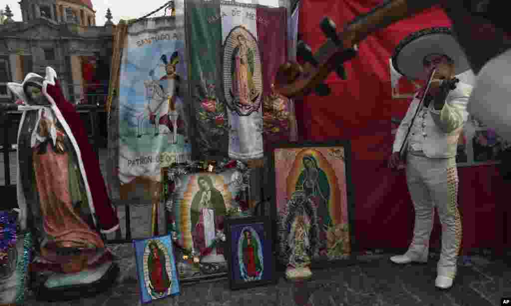 Músicos charros mexicanos tocan junto a un altar improvisado frente a la Basílica de Guadalupe en la Ciudad de México, el jueves 12 de diciembre de 2019. Las autoridades estimaron una multitud de 9.8 millones en el área que rodea a uno de los santuarios más sagrados del mundo católico romano, según el coordinador de defensa civil, David Leon. Si es así, eso excedería la población de la Ciudad de México.