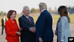 El presidente de EE.UU., Donald Trump, y la primera dama Melania Trump son recibidos por Frank Pence, segundo desde la izquierda, embajador de EE.UU. en Finlandia y su esposa Suzy Pence, a la izquierda, en la pista del aeropuerto de Helsinki, Finlandia, domingo, julio 15, 2018. (AP Photo / Pablo Martinez Monsivais)