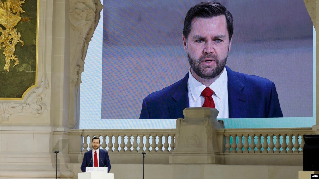 2025年2月11日，美国副总统JD·万斯（JD Vance）在巴黎大皇宫举行的人工智能（AI）行动峰会全体会议上发表讲话。