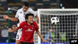 L'attaquant japonais d'Urawa Reds Shinzo Koroki, à droite, en duel avec le défenseur émirati d'Al-Jazira, Musallem Fayez, lors du match de quart de finale de la Coupe du Monde des Clubs de la FIFA au Zayed Sports City Stadium à Abu Dhabi le 9 décembre 2017.