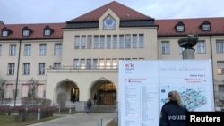 Seorang petugas polisi memperhatikan peta klinik di Klinikum Schwabing setelah Jerman mengumumkan kasus pertama virus corona yang pertama merebak di China, di Munich, Jerman, 28 Januari 2020. (Foto: Reuters)