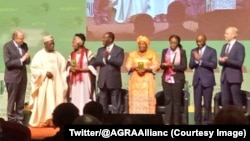 Le président ivoirien Alassane Ouattara et le comité AfrFoodPrize décerne des prix aux lauréats AfricaFoodPrize 2017, Ruth Koniango et Maimouna Coulibaly, lors du forum sur la révolution verte en Afrique (Agra), à Abidjan, Côte d’Ivoire, 6 septembre 2017.