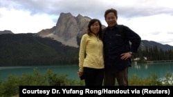 资料照片：美籍华裔地震学家陈友麟和妻子荣玉仿在加拿大幽鹤国家公园(Yoho National Park)合影。