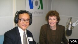 Pemimpin oposisi Kamboja Sam Rainsy saat diwawancarai oleh Sarah Williams, di Studio Washington DC (17/10). 