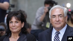 ທ່ານ Dominique Strauss-Kahn ອະດີດຫົວໜ້າກອງທຶນສາກົນ ແລະພັນລະຍາ ຍ່າງອອກຈາກສານໃນນະຄອນນີວຢອກ.
ວັນທີ 23 ສິງຫາ 2011