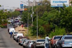 Vehículos en fila mientras choferes buscan comprar gasolina en Maracaibo, Venezuela. [Foto: Archivo]