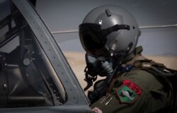 Pilot Afghanistan bersiap untuk terbang. (Foto: Reuters)