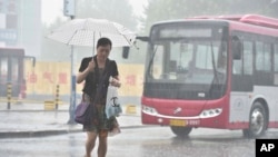2016年7月19日，河北省石家庄一位行人走在大雨中。