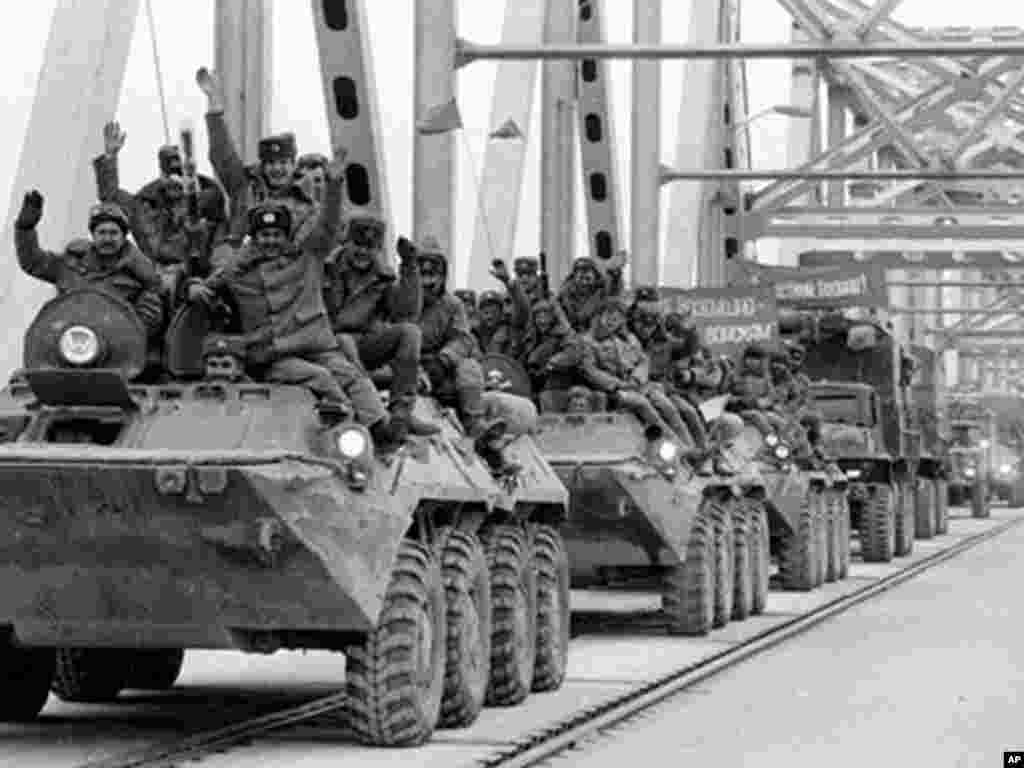 February 15, 1989: The last Soviet soldier leaves Afghanistan. (AP)