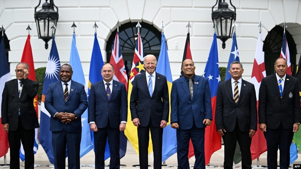 2023年9月25日，美国总统拜登在白宫与参加美国-太平洋岛国论坛峰会的一些领导人合影。(photo:VOA)