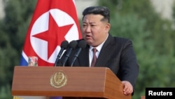 Kiongozi wa Korea Kaskazini Kim Jong Un alipotembelea Chuo Kikuu cha Ulinzi cha Taifa huko Pyongyang. Picha na KCNA via REUTERS