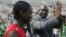 Le président du Liberia, George Weah (à dr.), avec son fils Junior, au vélodrome de Marseille, le 11 juin 2005.