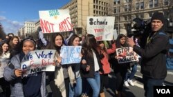 Estudiantes se concentraron frente a la Casa Blanca, en Washington, para protestar contra la violencia con armas de fuego en las escuelas y se dirigieron hacia el Congreso. [Foto: Verónica Balderas Iglesias, VOA].