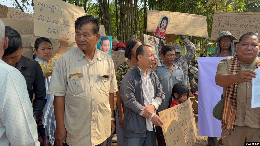 ប្រជាពលរដ្ឋ​ប្រមូល​ផ្តុំគ្នានៅ​កោះមាស​ ដើម្បី​តវ៉ា​ទាមទារ​ប័ណ្ណកម្មសិទ្ធិដីធ្លី​ពីរដ្ឋាភិបាល​។ (ហ៊ុល រស្មី/វីអូអេ)