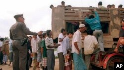 ထိုင်းနိုင်ငံ မဲဆောက်မြို့တွင် တရားမဝင်ရွှေ့ပြောင်းအလုပ်သမားများကို မြန်မာပြည်ဘက်ခြမ်း ပြန်ပို့ရန်စီစဉ်နေစဉ်။