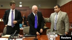 El abogado defensor Mark O'Mara, izquierda y Don West, centro acompañan a su defendido George Zimmerman.