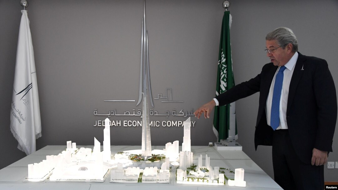 Mounib Hammoud, CEO Jeddah Economic Company, memperlihatkan model Jeddah Tower di Jeddah, Arab Saudi, 6 Februari 2018.