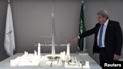 Mounib Hammoud, CEO Jeddah Economic Company, memperlihatkan model Jeddah Tower di Jeddah, Arab Saudi, 6 Februari 2018.