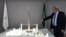 Mounib Hammoud, CEO Jeddah Economic Company, memperlihatkan model Jeddah Tower di Jeddah, Arab Saudi, 6 Februari 2018.