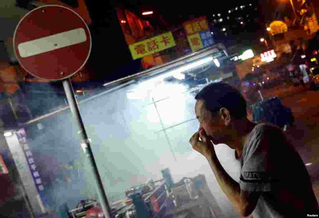 Un hombre reacciona después de que la policía disparó gases lacrimógenos para dispersar la manifestación prodemocracia en Sham Shui Po, en Hong Kong, el miércoles 14 de agosto de 2019.