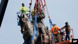 Radnici uklanjaju jedan od najvećih preostalih spomenika Konfederaciji, statuu nekadašnjeg generala Roberta Lija, 8. septembra 2021. u Ričmondu (Foto: AP)
