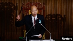 资料照片：台湾立法院长韩国瑜在台北宣布立法院通过上限为新台币7800亿元(约250亿美元)的国防特别预算案。(2026年5月8日)