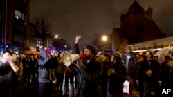 Demonstran menutup jalan di tengah kota Washington dalam sebuah aksi protes menentang penerapan kekuasaan yang berlebihan oleh polisi terhadap kaum minoritas, 6 Desember 2014.