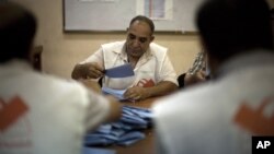 Prebrojavanje glasova na jednom biračkom mestu u Tripoliju