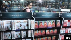 Des exemplaires du livre 'Je suis Malala' de la pakistanaise adolescente militante de l'éducation et Prix Nobel de la Paix Malala Yousafzai sont affichés sur un stand lors de la Foire mondiale du livre 2015 de New Delhi, à New Delhi, en Inde, le 16 févrie