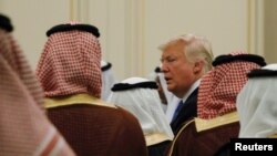 Presiden AS Donald Trump disambut Raja Arab Saudi Salman saat Trump tiba di Riyadh, Arab Saudi, 20 Mei 2017.