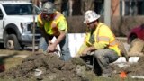 ARCHIVO - Trabajadores de la construcción trabajan en Mount Prospect, Illinois, el lunes 26 de febrero de 2024.