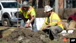 ARCHIVO - Trabajadores de la construcción trabajan en Mount Prospect, Illinois, el lunes 26 de febrero de 2024.