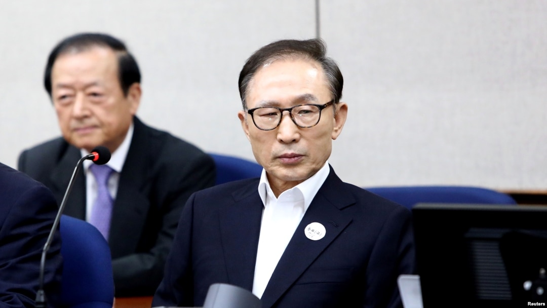 Mantan Presiden Korea Selatan Lee Myung-Bak menghadiri persidangan pertamanya di Pengadilan Distrik Pusat Seoul, 23 Mei 2018, di Seoul, Korea Selatan. (Foto: Reuters)