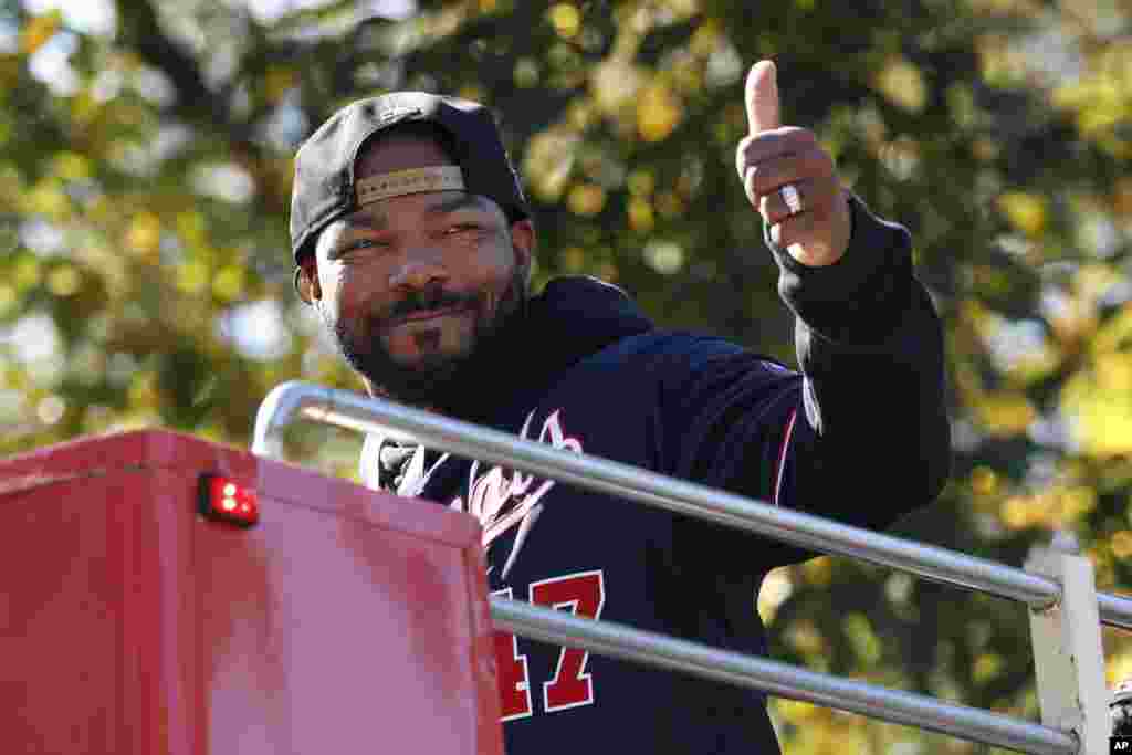 El segunda base de los Nacionales, Howie Kendrick, saluda a los fanáticos durante el desfile de celebración.