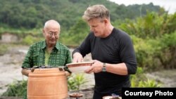 Chef William Wongso dan Chef Gordon Ramsay saat memasak bersama. (dok: National Geographic/Justin Mandel)