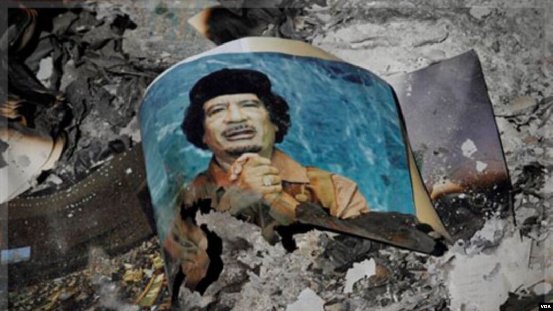 Gambar mantan pemimpin Libya, Moammar Gaddafi di antara puing-puing di kota Sirte, Libya (12/10). Berita tertangkapnya Mutassim, putera Gaddafi, di Sirte ternyata masih belum bisa dikukuhkan.