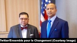 Ntoma ya Etats-Unis mpo na région des Grands Lacs, Peter Pham, na gauche, na Moïse Katumbi bakutani na Bruxelles, Belgique, le 28 février 2019. (Twitter/Ensemble pour le Changement)