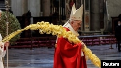 Pope Francis holds a mass on Palm Sunday, amid coronavirus disease (COVID-19) restrictions, in St. Peter's Basilica at the Vatican, March 28, 2021. (Giuseppe Lami/Pool via Reuters)