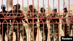 Des soldats sénégalais derrière un portail dans Gao, 5 juillet 2015.