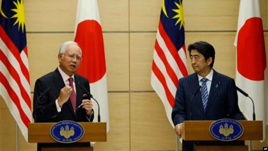 Perdana Menteri Malaysia Najib Razak (kiri) dan Perdana Menteri Jepang Shinzo Abe dalam konferensi pers bersama di Tokyo (25/5). (AP/Issei Kato. pool)