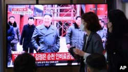 Warga Seoul, Korea Selatan menonton siaran berita televisi mengenai kemunculan kembali di depan publik pemimpin Korea Utara, Kim Jong Un, Jumat (1/5). 