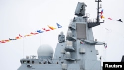 Soldados en la fragata rusa Almirante Gorshkov, antes de los ejercicios navales programados con las armadas sudafricana y china en Richards Bay, Sudáfrica, el 21 de febrero de 2023.