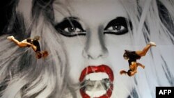 Kina jep urdhër për mos shkarkimin e muzikës së disa këngëtarëve amerikanë