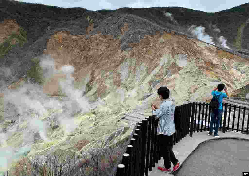 일본 관광객들이 가나가와현의 하코네 오와쿠다지 화산 계곡에서 유황 연기가 피어오르는 것을 보고 있다. 