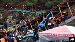 Para penambang dan petugas keamanan terlihat mengamati tim SAR saat berupaya memompa air untuk mencari korban kecelakaan tambang di pertambangan batu bara Has Sekerler dekat kota Ermenek di propinsi Karaman, Turki selatan (Foto: dok). 