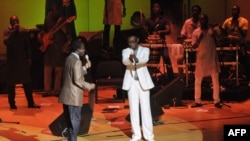 
L'artiste et ministre sénégalais Youssou Ndour (C) et les chanteurs sénégalais Thione Seck (L), Ismael Lo et Omar Pene en concert au Grand Théâtre de Dakar le 8 septembre 201, au profit des victimes des inondations. 