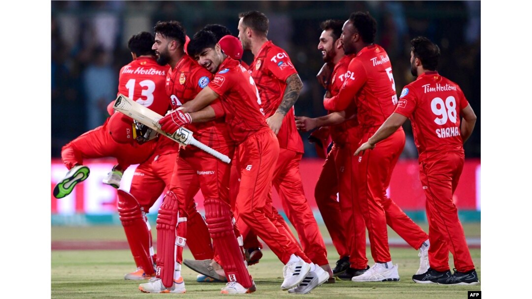 اسلام آباد یونائیٹڈ کے کھلاڑی فائنل جیتنے پر خوشی سے گراؤنڈ کا چکر لگا رہے ہیں۔ کراچی۔ 18 مارچ 2024